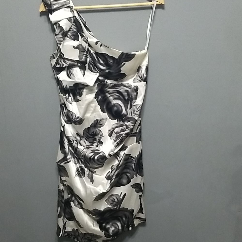 One  shoulder strap dress